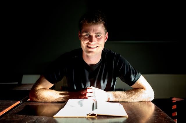 Dennis Hoekstra neemt de Bijbel mee naar de voetbalkantine van Drachtster Boys.