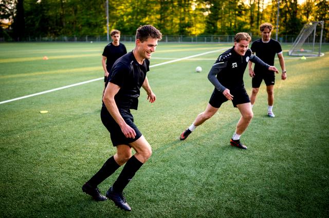 Dennis Hoekstra in actie tijdens een training van Drachtster Boys.