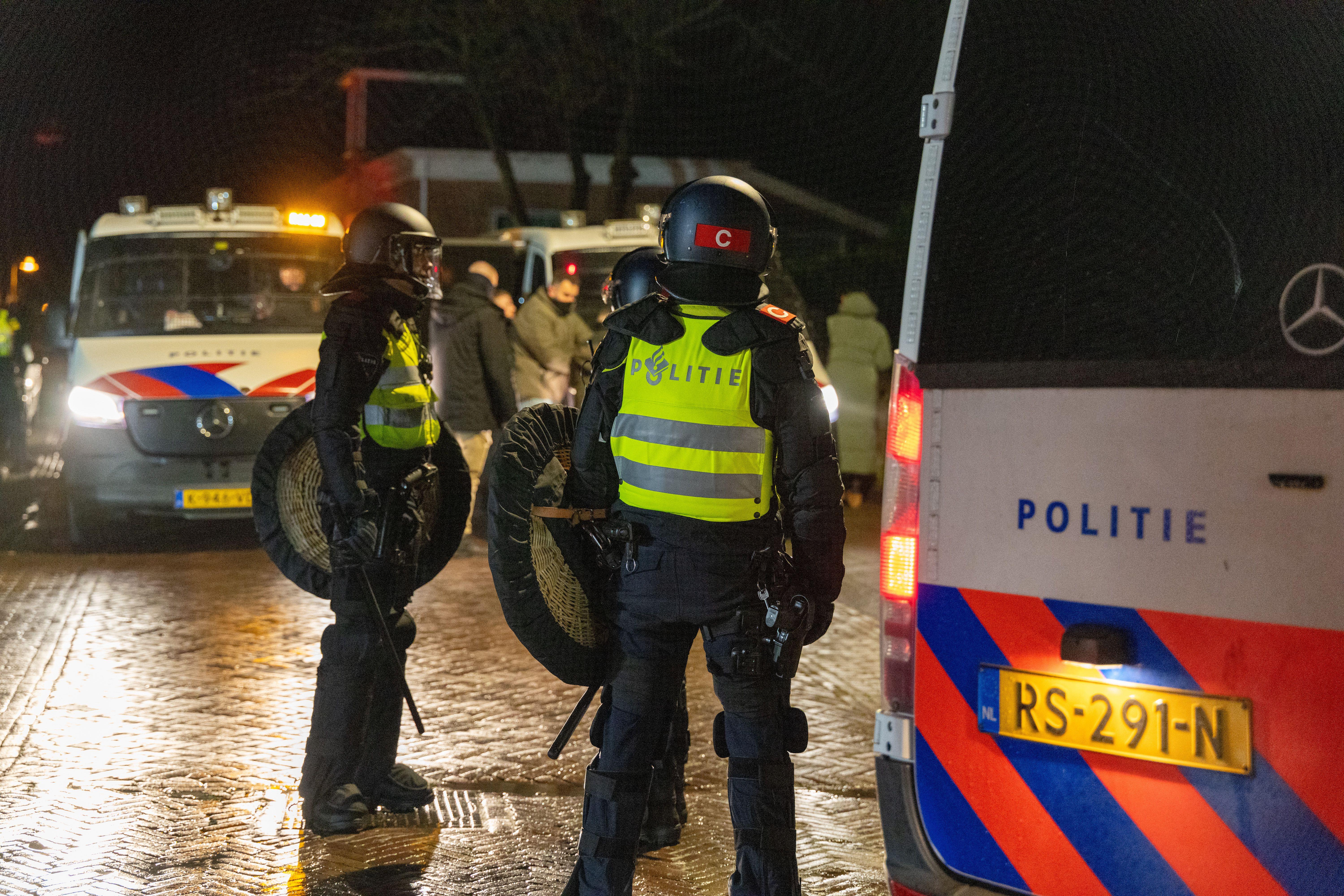 De Mobiele Eenheid in actie tijdens de jaarwisseling van 2024 op 2025.