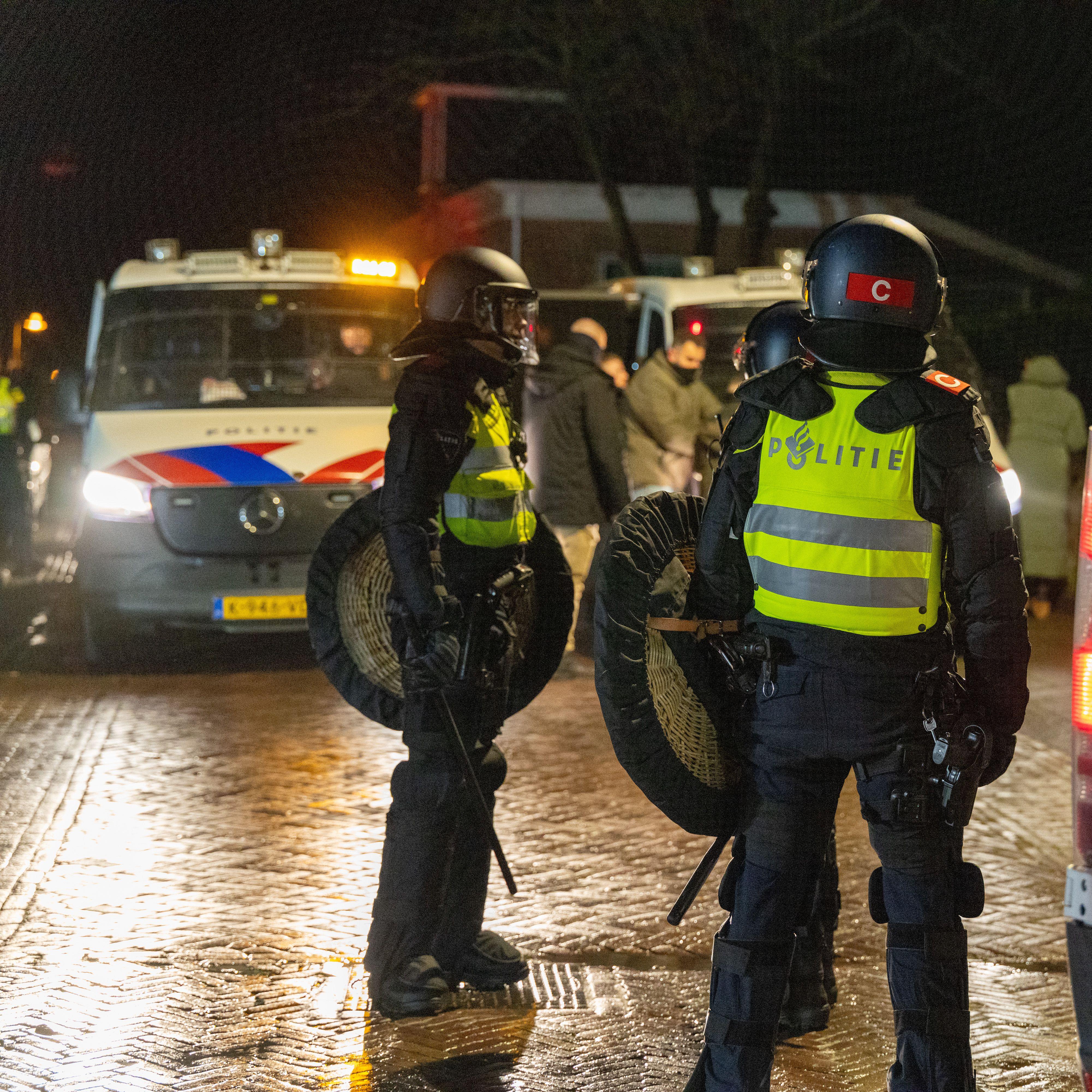 De Mobiele Eenheid in actie tijdens de jaarwisseling van 2024 op 2025.