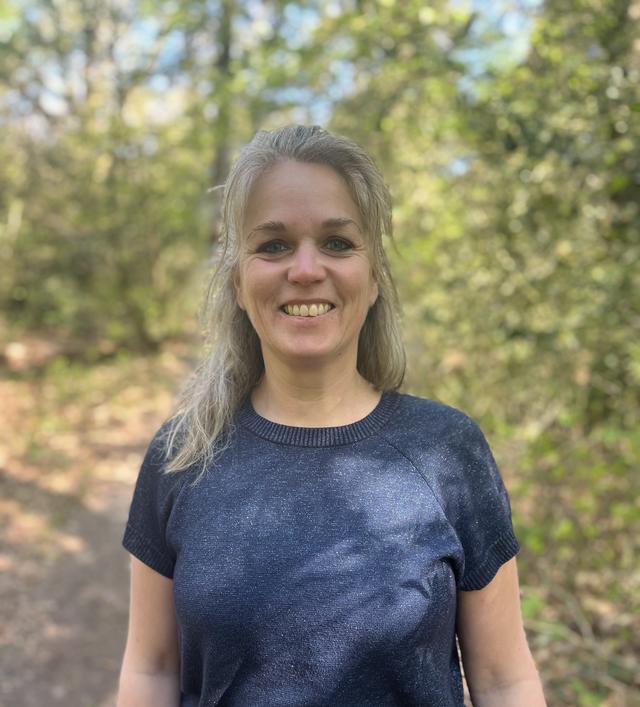 Wini Weidenaar is bestuurslid communicatie en publiciteit van de Koninklijke Vereniging de Friesche Elf Steden, en bedacht samen met twee anderen om een jasje cadeau te doen. 