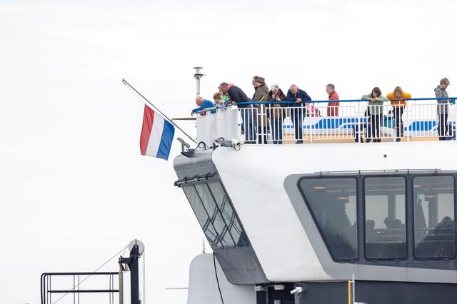 Een veerboot van Doeksen vaart de haven van Harlingen uit.
