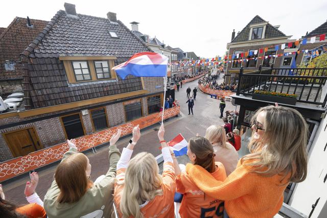 Nichtjes Nienhuis oefenen met aandacht trekken.