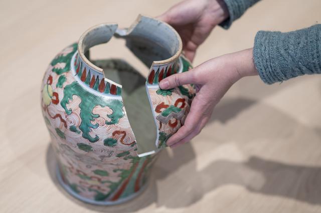 De vaas (1680) met decor van paarden en gelukssymbolen nadat die gebroken was aangetroffen. 