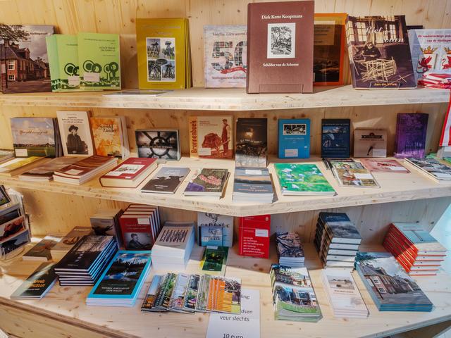 De collectie boeken in de Stellingwerver taal ligt uitgestald in de nieuwe boekenkasten.