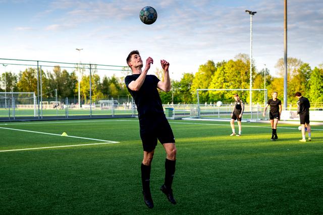 Dennis Hoekstra van Drachtster Boys tijdens een training. 