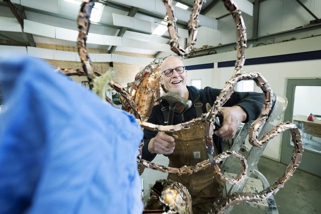 Kunstenaar Hans Jouta uit Ferwert legt de laatste hand aan het beeld voor Koningsdag.