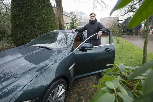 Karst Venema met zijn nieuwe Jaguar. Hij kocht de auto vlak voor de dieselprijzen omhoog schoten.