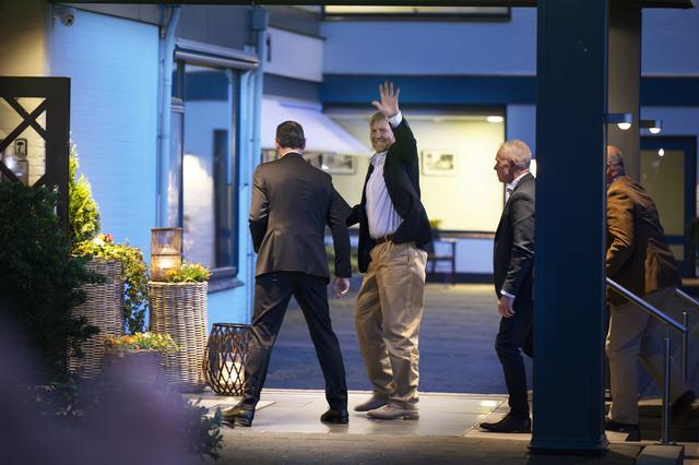 Aankomst Koning Willem Alexander en Koningin Maxima in hotel Van der Valk in Hurdegaryp zondagavond.