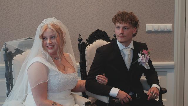 Marit Kramer en Mackenzie Sueters bij hun huwelijk.