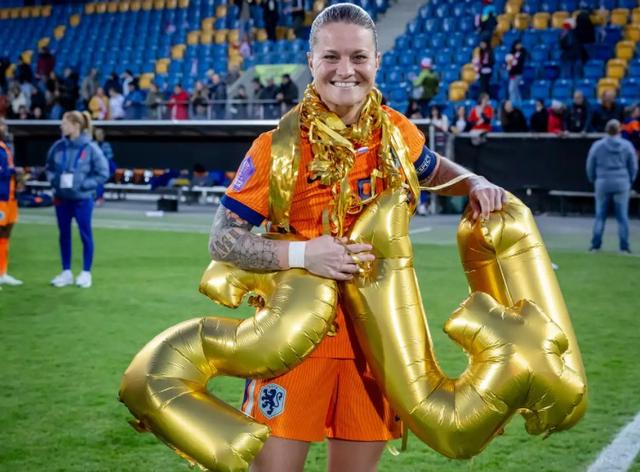 Sherida Spitse in de slingers gezet na haar laatste, 248ste interland. 