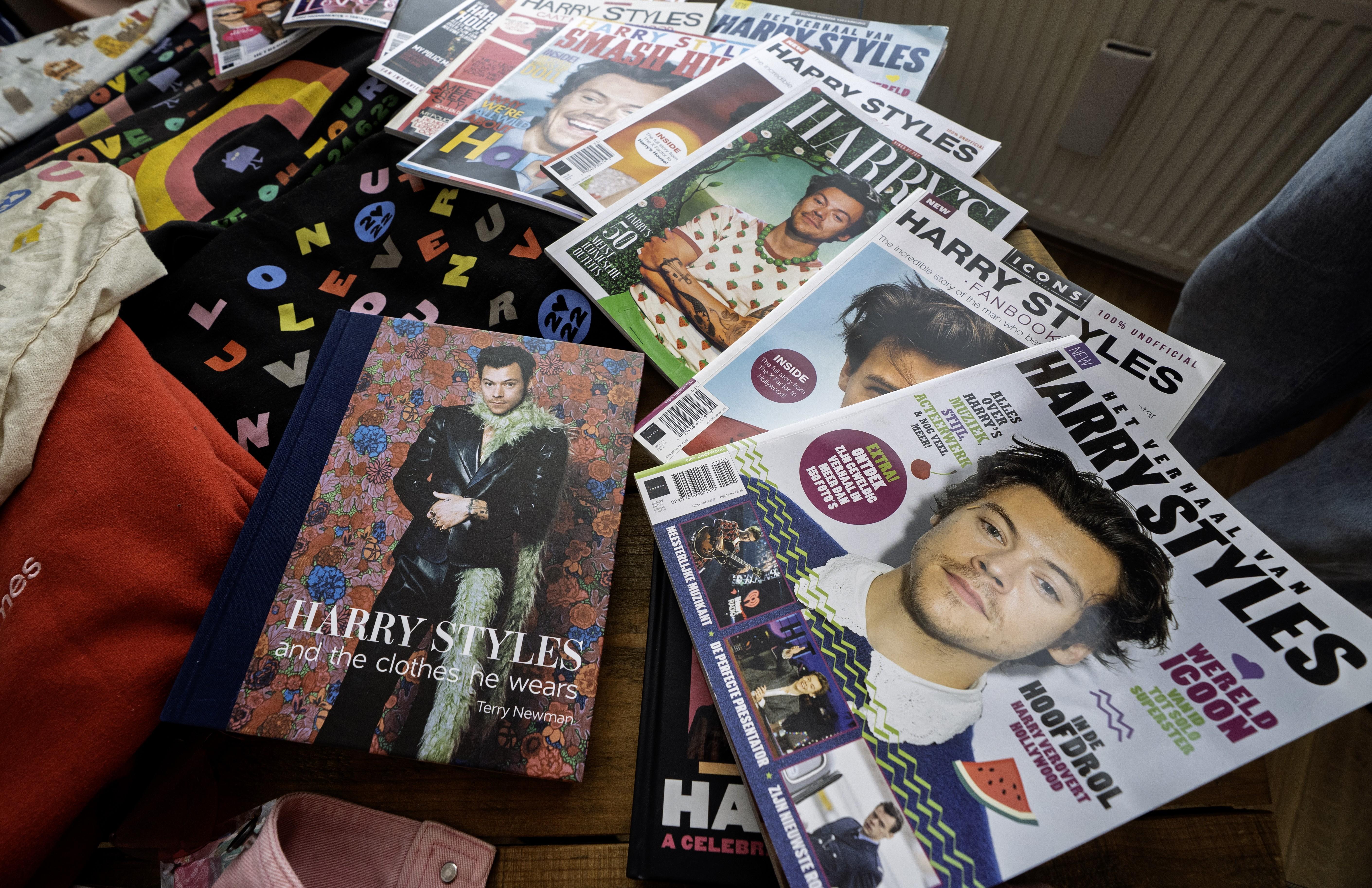 Harry heeft meerdere 'era's' zeggen de twee vrouwen. Denk aan de foetus-era, de Dunkirk-era, prince Harry-era, long hair-era en de frat boy-era. Ze kunnen er uren over doorpraten. 'Dat hij lang haar heeft, kan je horen aan de manier hoe hij zingt, iets ruwer.'