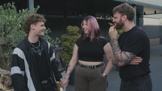 Mackenzie Sueters, Marit Kramer en Tim Hofman bij de opnames van 'Over mijn lijk'.