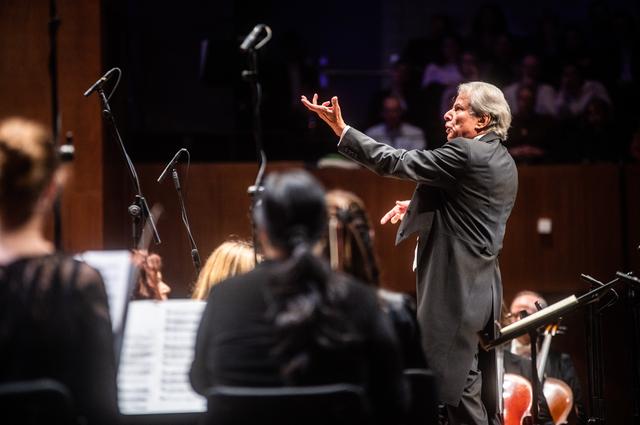 Dirigent Hartmut Haenchen tijdens zijn inauguratieconcert als vaste gastdirigent van het NNO in februari 2023.