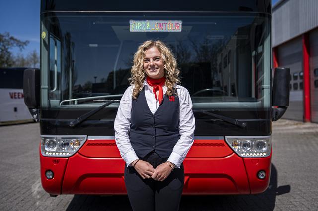 Tirza voor haar rode dubbeldekker