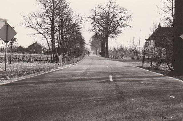 De knik in de Skieding onder Surhuisterveen die tot 1993 bij Groningen hoorde. Rechts de inmiddels afgebrande bar-dancing De Lauwers waar tegenwoordig een industrieterrein ligt.
