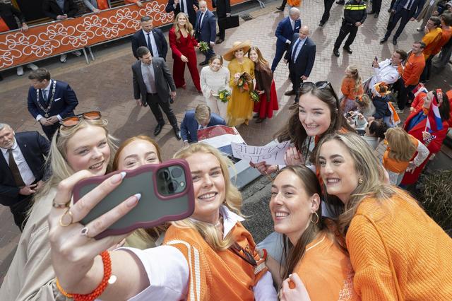Lotte, Elin, Brecht, Vera, Meike en Yinthe (vlnr) maken een selfie met de koninklijke familie.