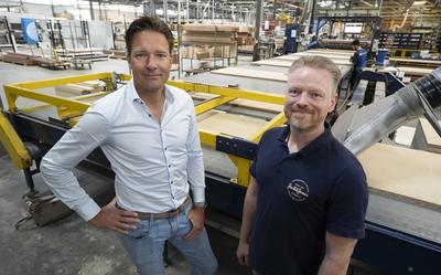Directeur Dennis Gijsman en hoofd productontwikkeling Stephan Tjepkema in de deurenfabriek van Van Vuuren in Grou.