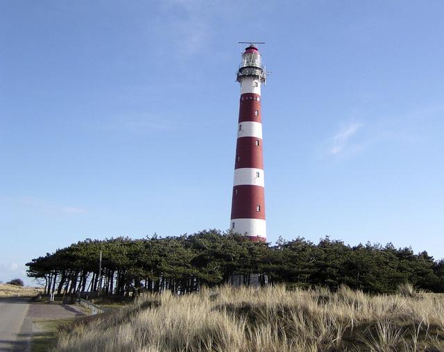 Er wordt dringend gesproken over 'iets' op Ameland. 