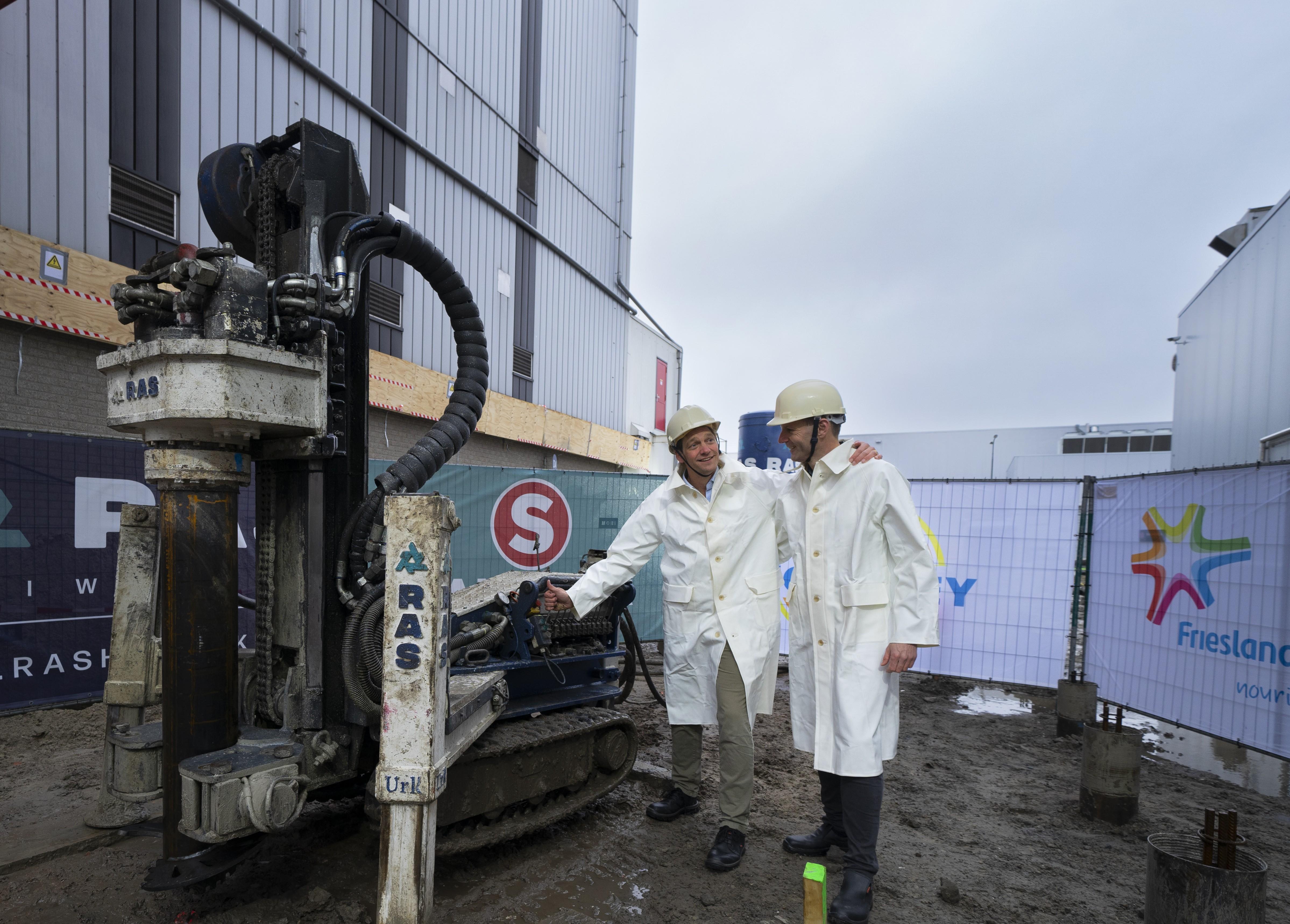 Bestuurders Carl Eric Grootendorst  en Anne Peter Lindeboom van FrieslandCampina bij de bouw van de nieuwe verdampingsinstallatie in 2024.