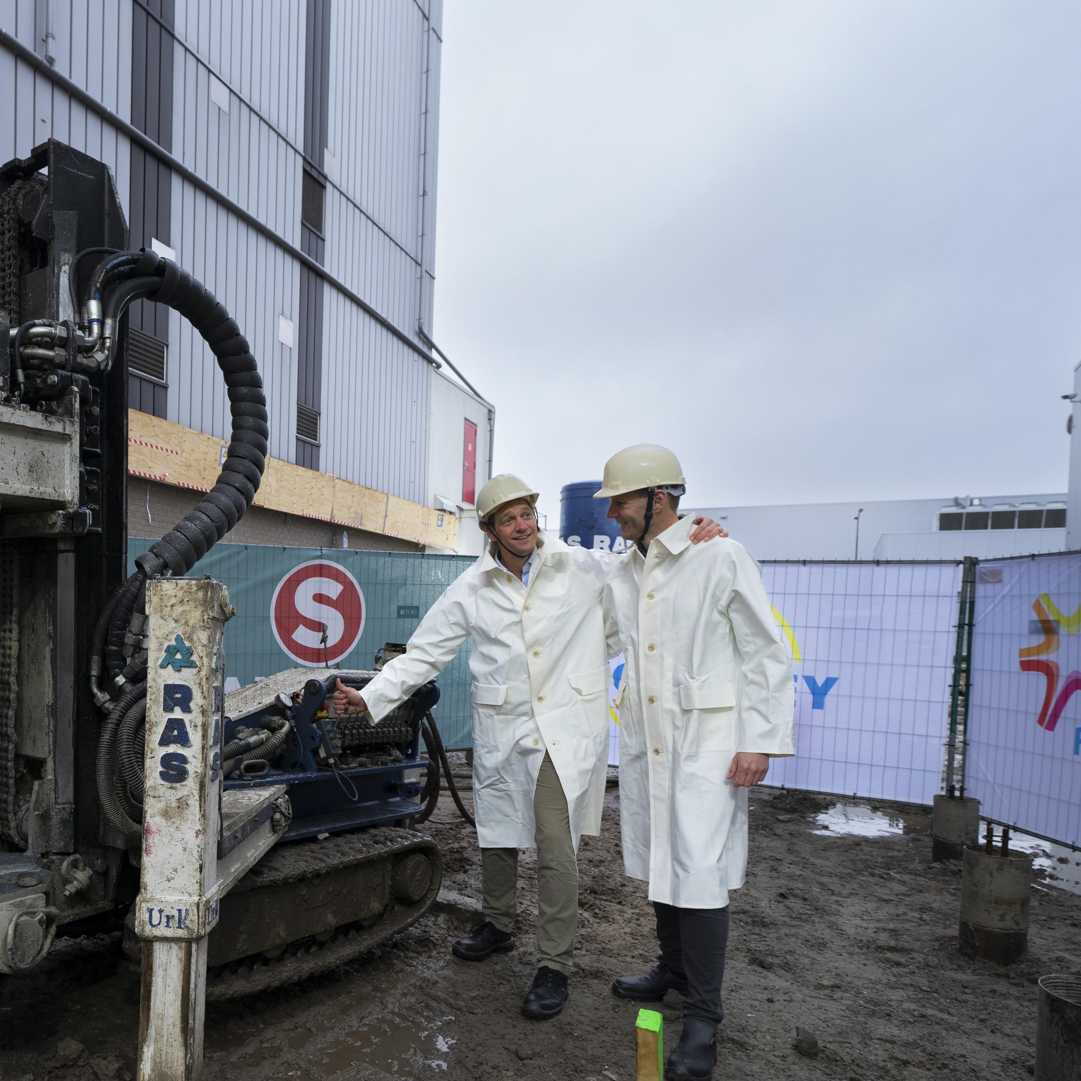 Bestuurders Carl Eric Grootendorst  en Anne Peter Lindeboom van FrieslandCampina bij de bouw van de nieuwe verdampingsinstallatie in 2024.