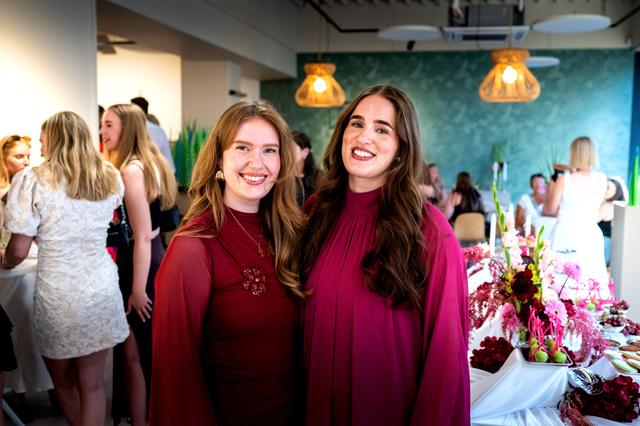 Raoni Groen (links) en Melina Pekelsma zijn de initiatiefnemers van Amare: een social club in Drachten alleen voor vrouwen.