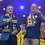 Henk de Jong probeert de biergooiers tot rust te manen tijdens de toespraak van burgemeester Sybrand Buma.