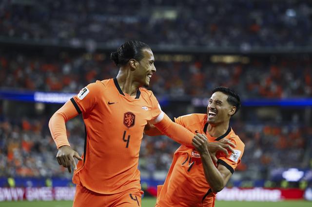 Virgil van Dijk en Tijjani Reijnders nadat de captain Nederland op 1-0 heeft gezet.