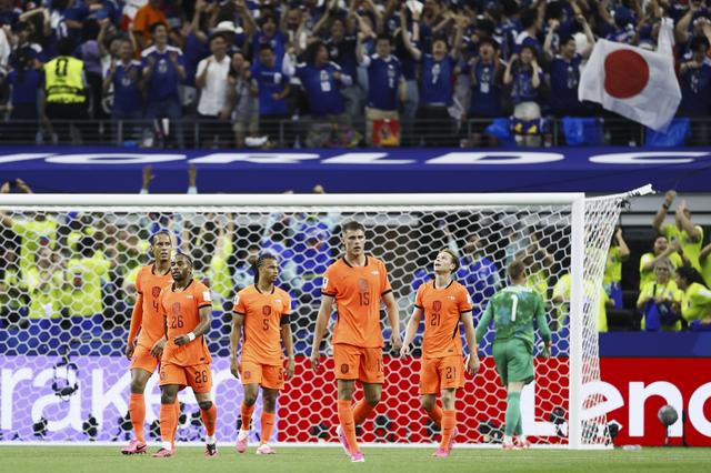 Teleurstelling bij de spelers van Nederland nadat Japan in de slotfase de 2-2 heeft gemaakt.