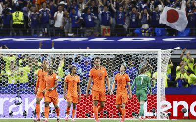 Teleurstelling bij de spelers van Nederland nadat Japan in de slotfase de 2-2 heeft gemaakt.