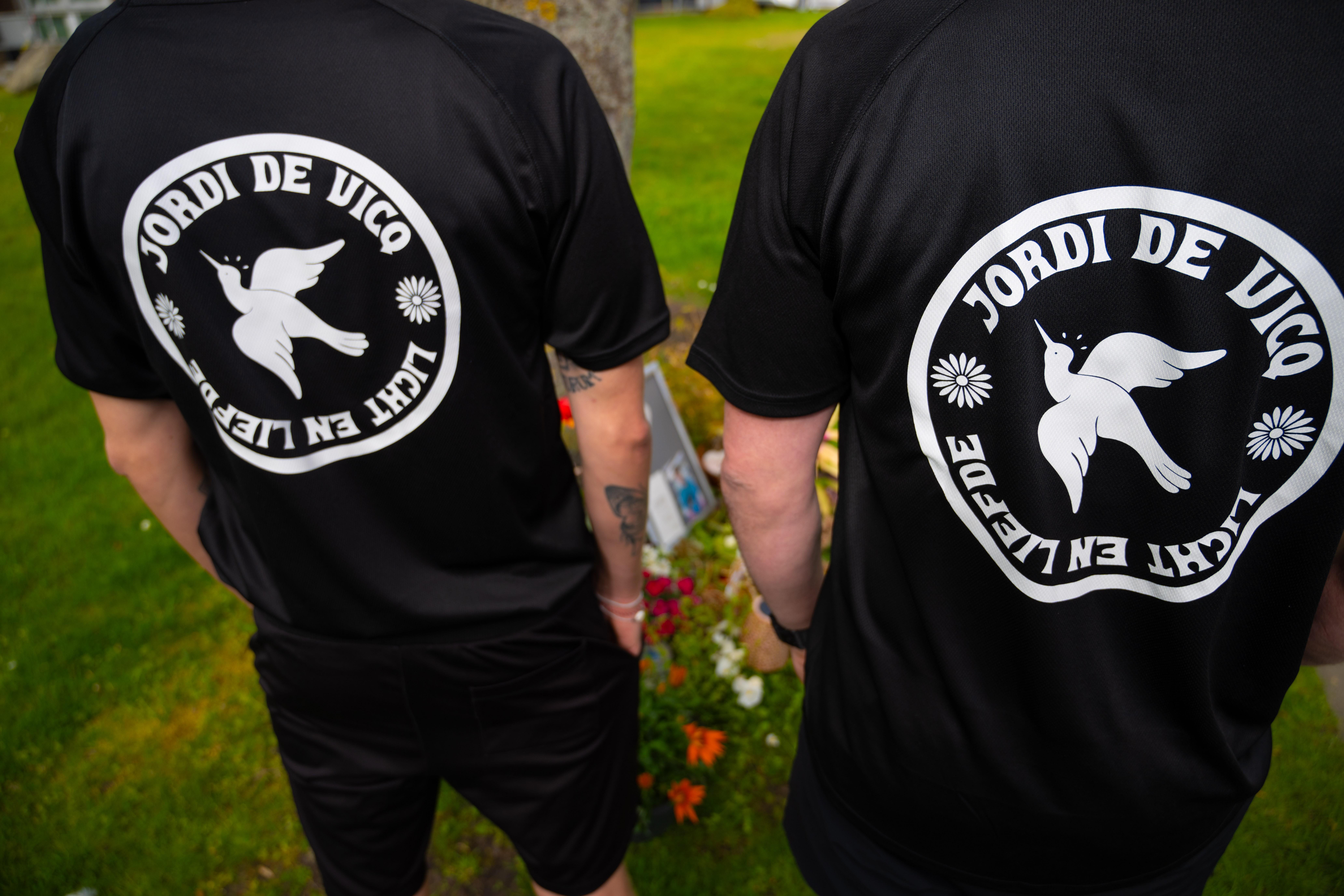 De shirts die de vrienden zondag dragen.
