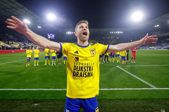 Michael de Leeuw dirigeert de harde kern van SC Cambuur na de winst op De Graafschap.