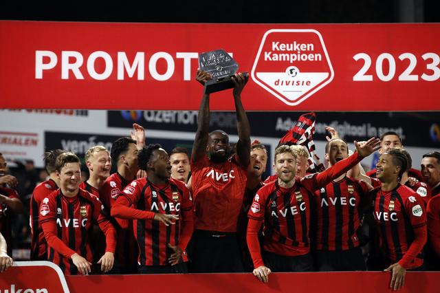 Michael de Leeuw (5e van rechts) viert samen met zijn ploeggenoten van Willem II het kampioenschap.