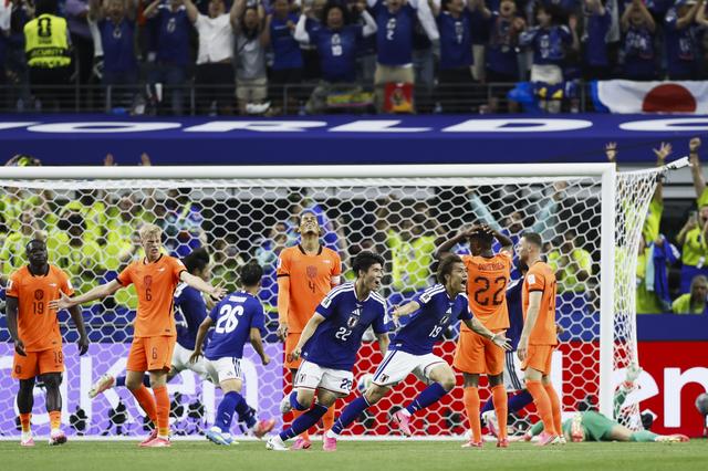 Koki Ogawa viert de 2-2 van Japan tegen Nederland.
