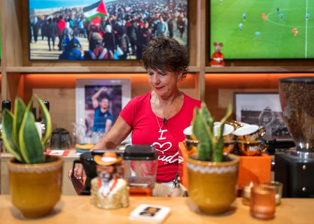 Judy Bruinsma aan het werk bij de NOS.