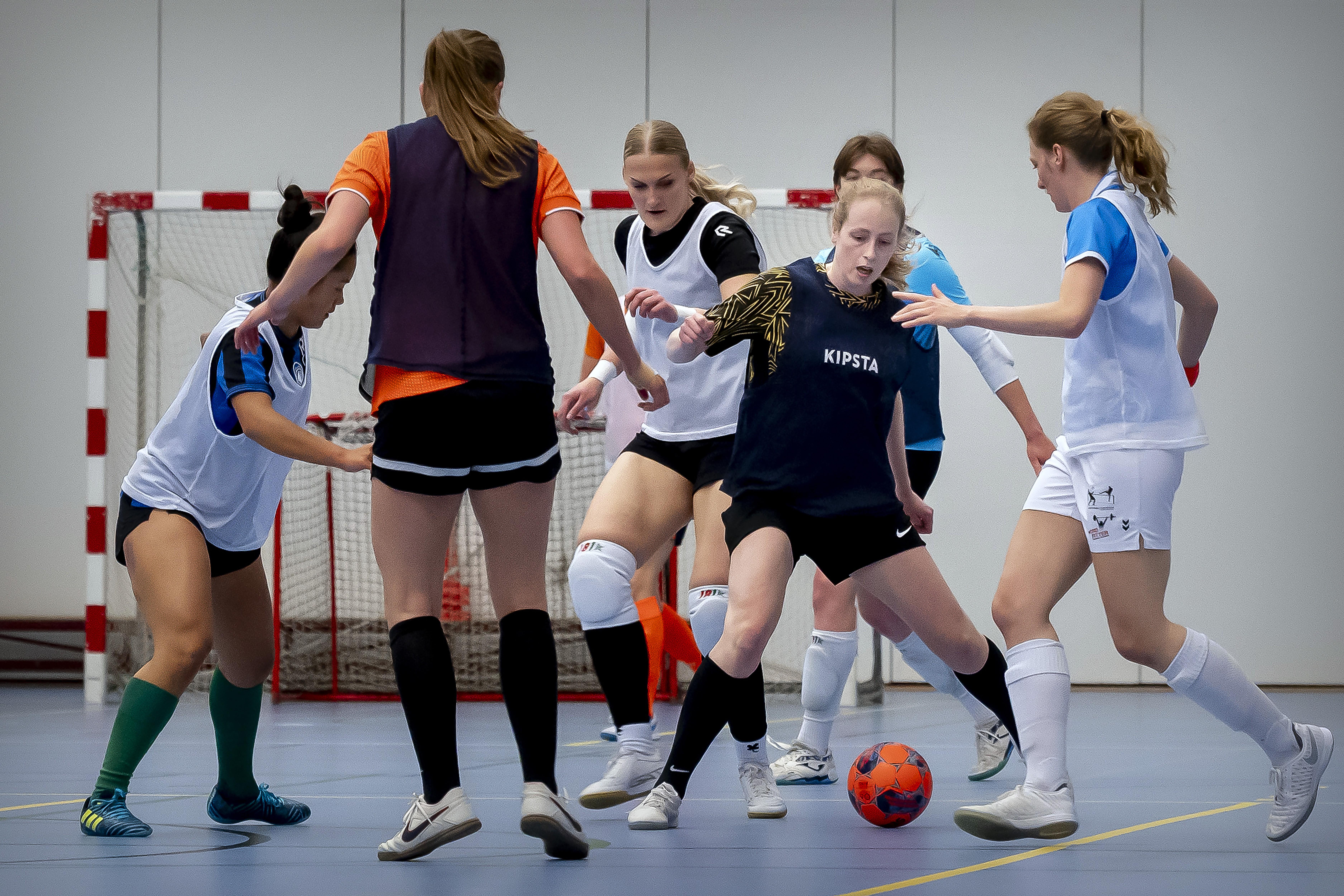Het team van Drs. Vijfje in training op het kampioensduel tegen Futsal Haaglanden. Helemaal rechts, met het witte hesje, Laurien de Jonge.