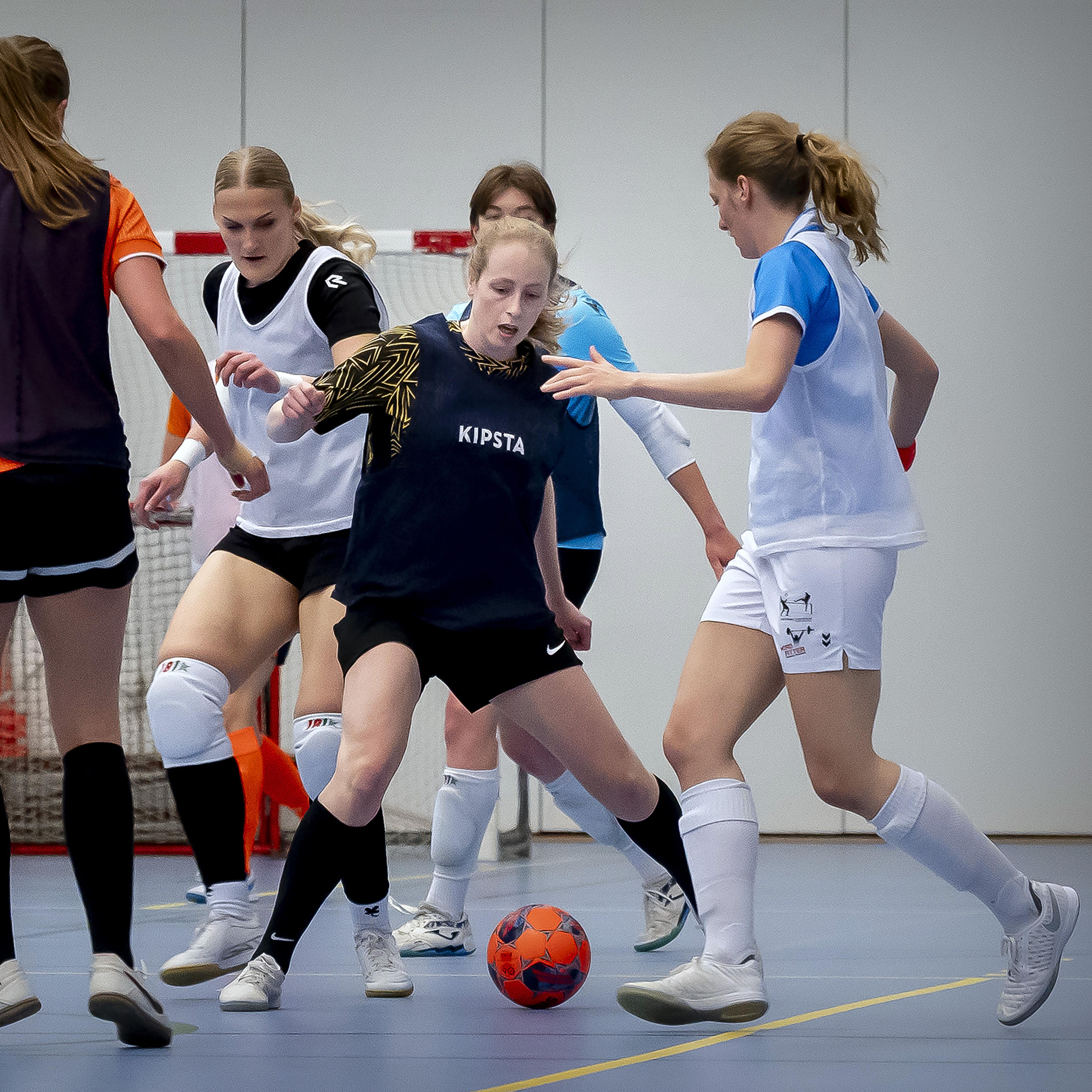 Het team van Drs. Vijfje in training op het kampioensduel tegen Futsal Haaglanden. Helemaal rechts, met het witte hesje, Laurien de Jonge.