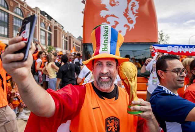 Oranjesupporters arriveren met de fanwalk bij het Dallas Stadion voor de eerste WK-wedstrijd van het Nederlandse elftal.