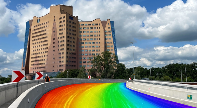 De zogenoemde Mariokartbocht in Groningen zou de kleuren van de regenboog krijgen zodat er minder mensen uit de bocht vliegen. 