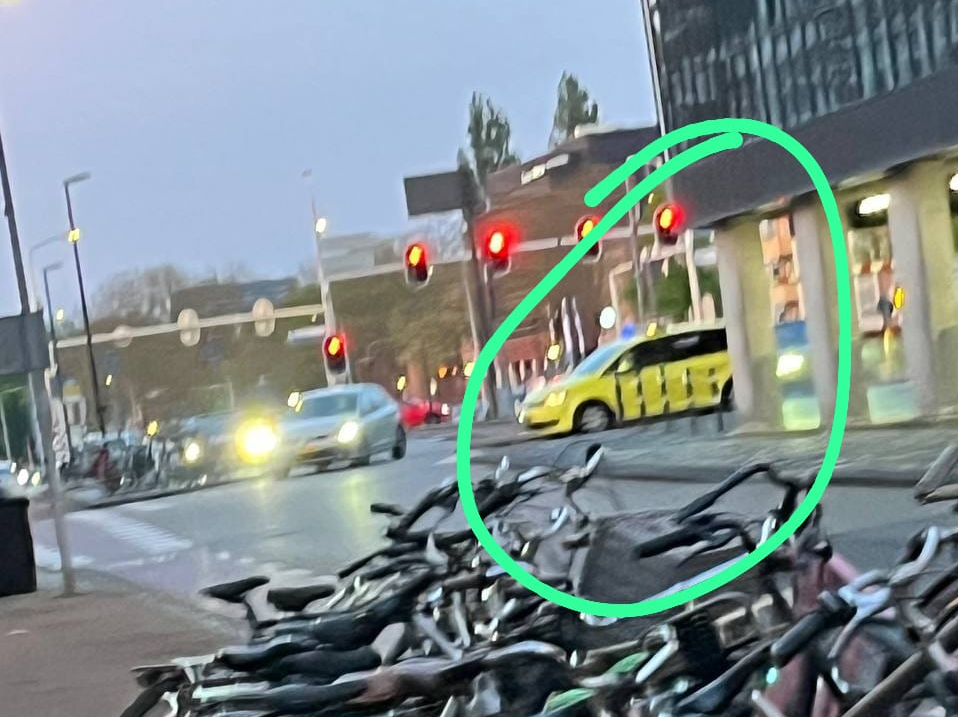 Onderweg met zijn 'ambulance' met zwaailichten aan. 