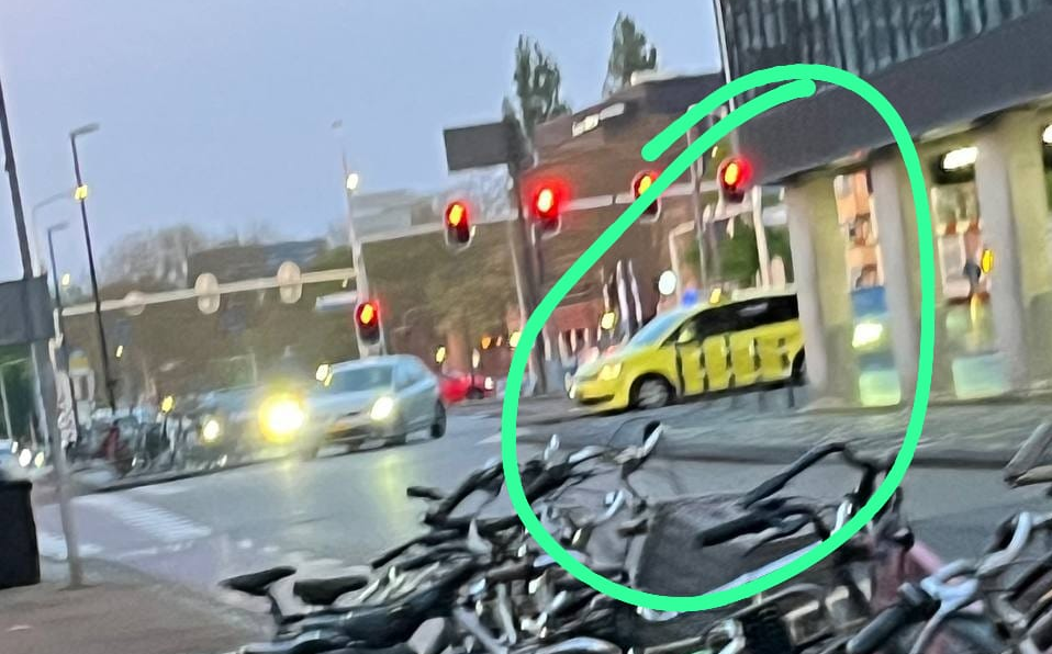 Onderweg met zijn 'ambulance' met zwaailichten aan. 
