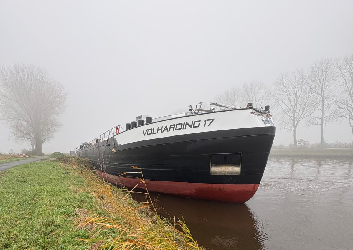 De Volharding 17 na de aanvaring met de Dorkwerderbrug.