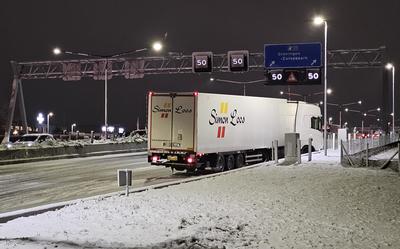Is het de Brennerpas? Nee het is Ring Zuid. Waar vrachtwagens de helling niet halen dankzij de sneeuw. Foto van Patrick Wind