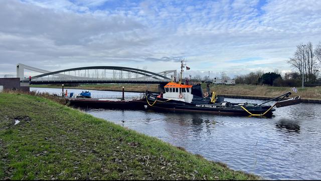 De onderkant van de brug, waar de draagbalk is geramd, wordt nauwkeurig onderzocht.