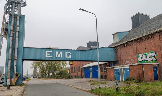 EMG Faktors langs het Eemskanaal in Stad.