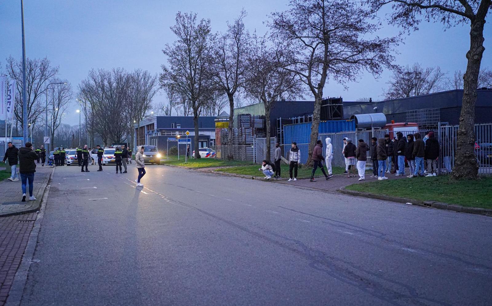 De politie grijpt in bij het AZC. Foto van Persbureau Meter