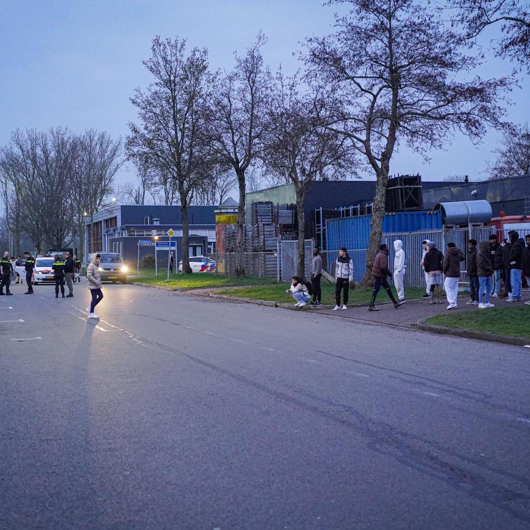 De politie grijpt in bij het AZC. Foto van Persbureau Meter