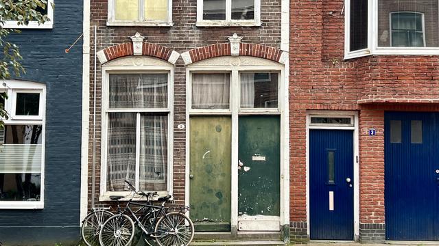 Kozijnen verrot, deur verrot en ramen kapot. Foto van Willem Groeneveld