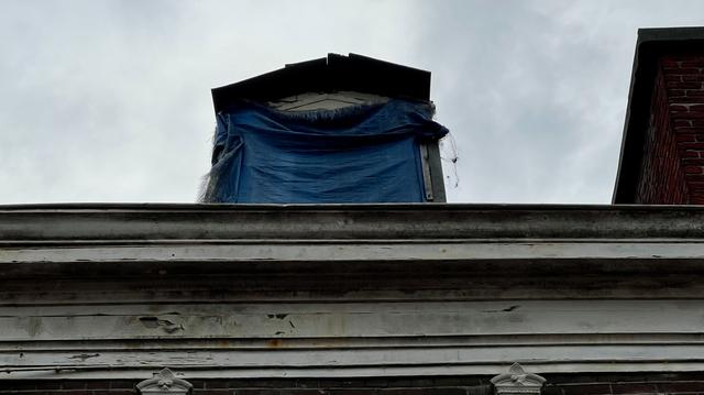 De staat van het dakkapel staat symbool voor de staat van het hele huis, vertelt een buurman. Foto van Willem Groeneveld