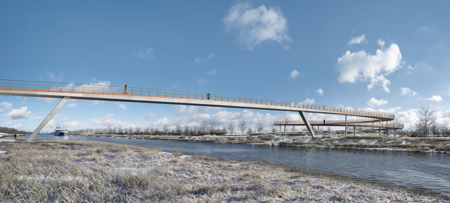 De brug steekt hoog boven het water uit.